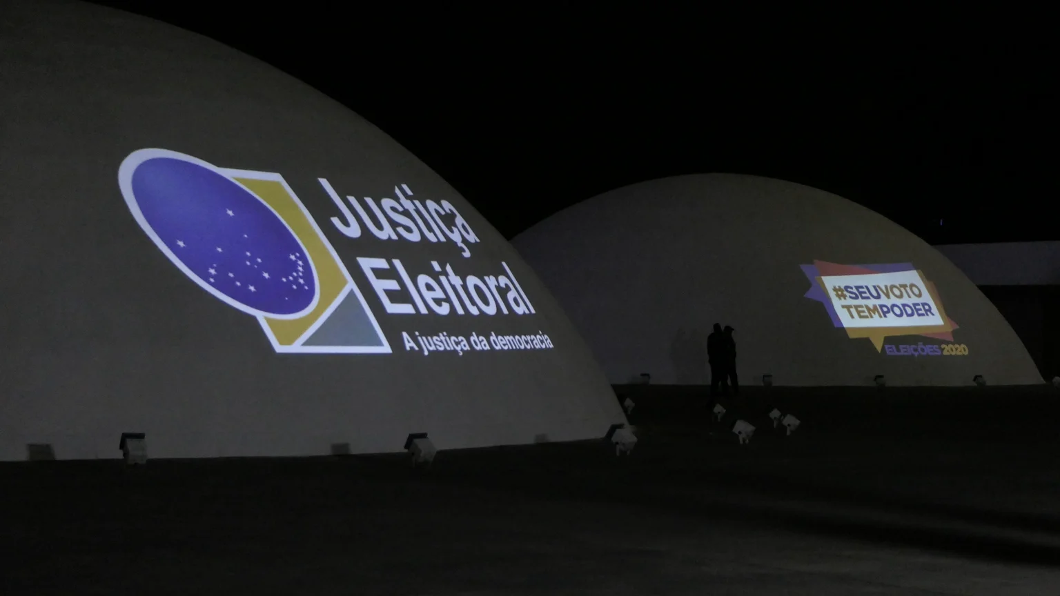 Campaña pública real contra la desinformación electoral proyectada en el Congreso de Brasil